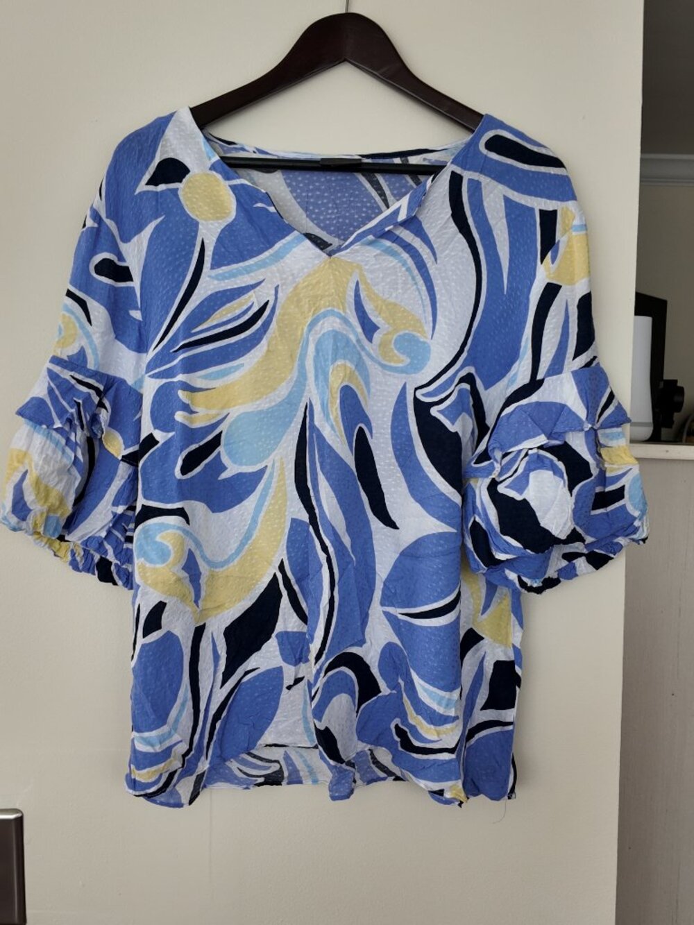 JM Collection Blue Abstract Swirl Print V-Neck Ruffle Cuff Blouse | Size L